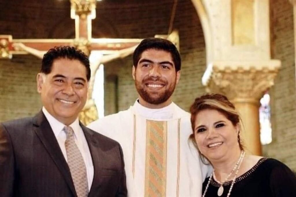 Muere en accidente hijo del ex gobernador de Durango; era sacerdote