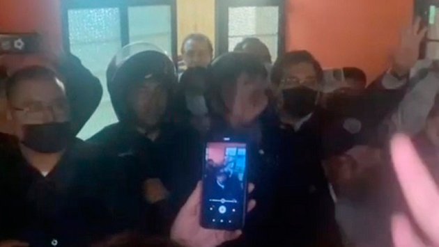 Fieles se van en contra de sacerdote en Xochimilco