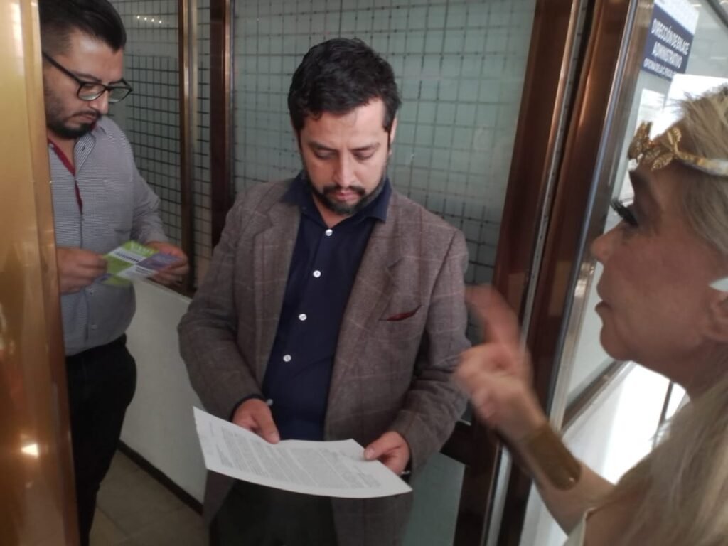 Señalan a pseudofuncionario de Hacienda de violencia vicaria