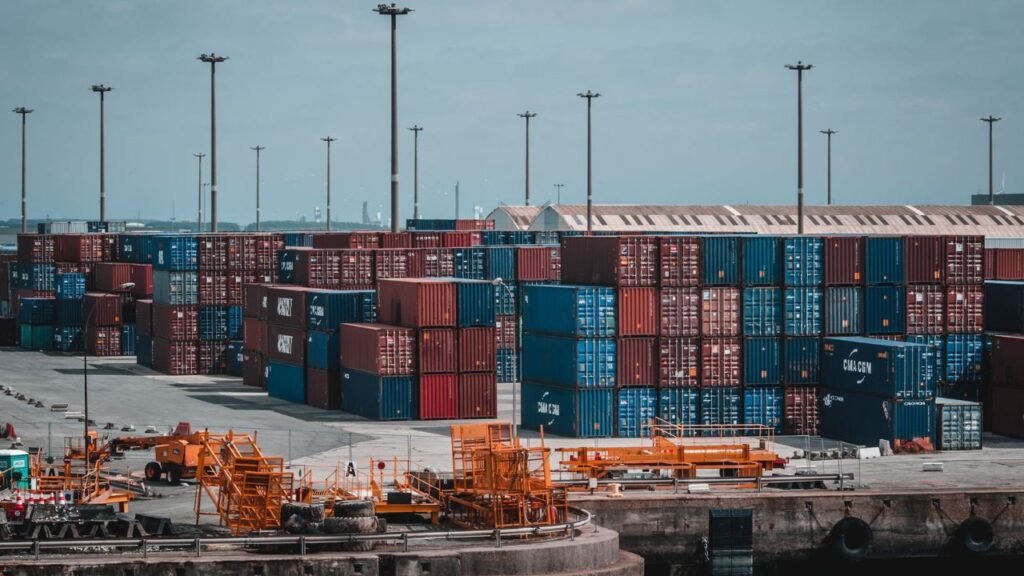 Importaciones se desploman y producción petrolera cae 7 por ciento en julio