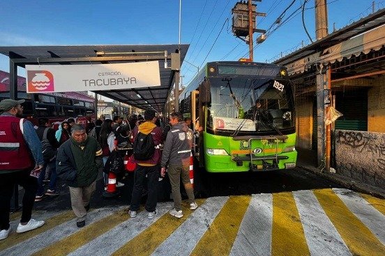 Apoyan autobuses en la Línea 1 del metro de la CDMX