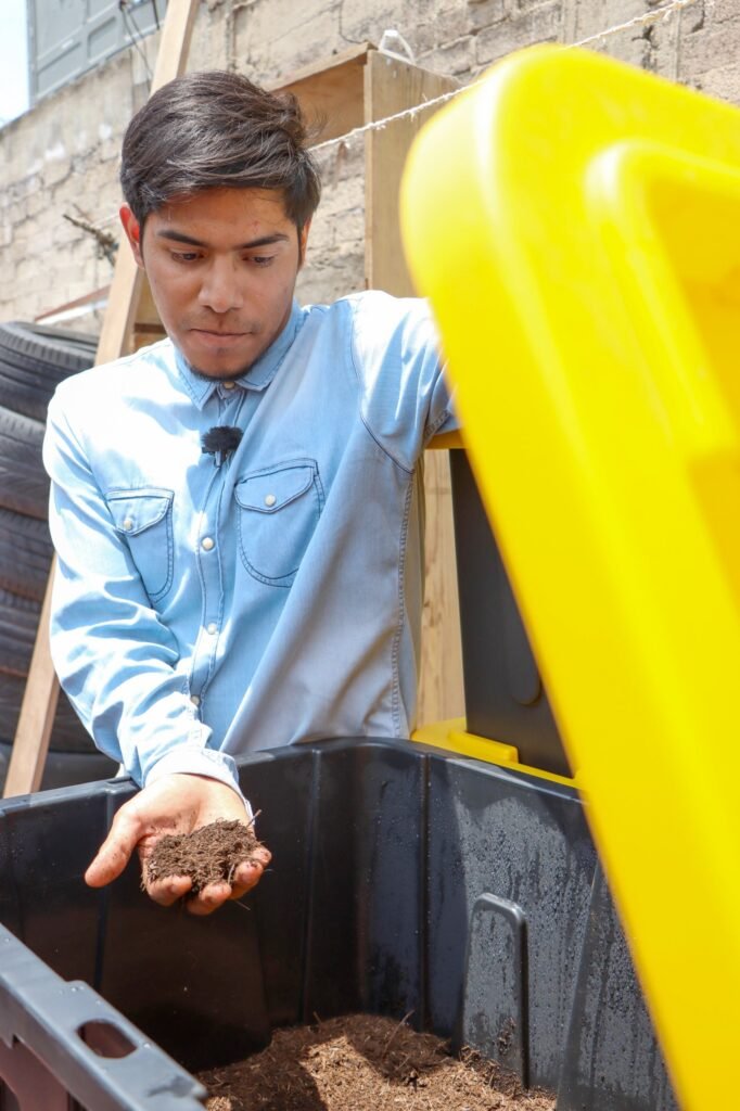 Joven de Neza gana Premio Estatal de la Juventud por proyecto ecológico