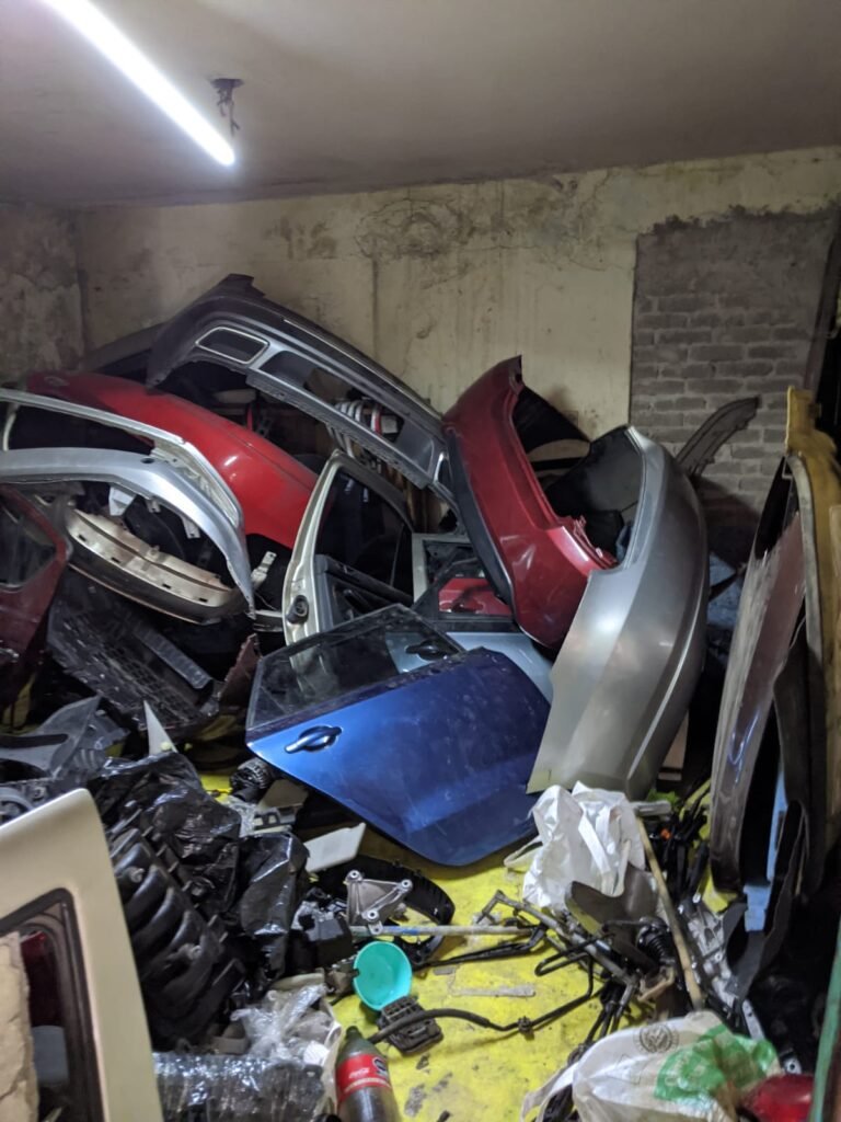 Dos toneladas de autopartes robadas eran guardadas en un casa de Nezahulcóyotl