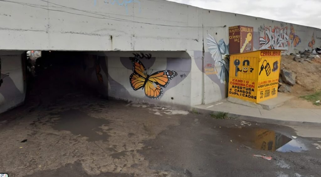 Fuga de agua potable causa afectaciones en paso a desnivel de autopista México-Puebla