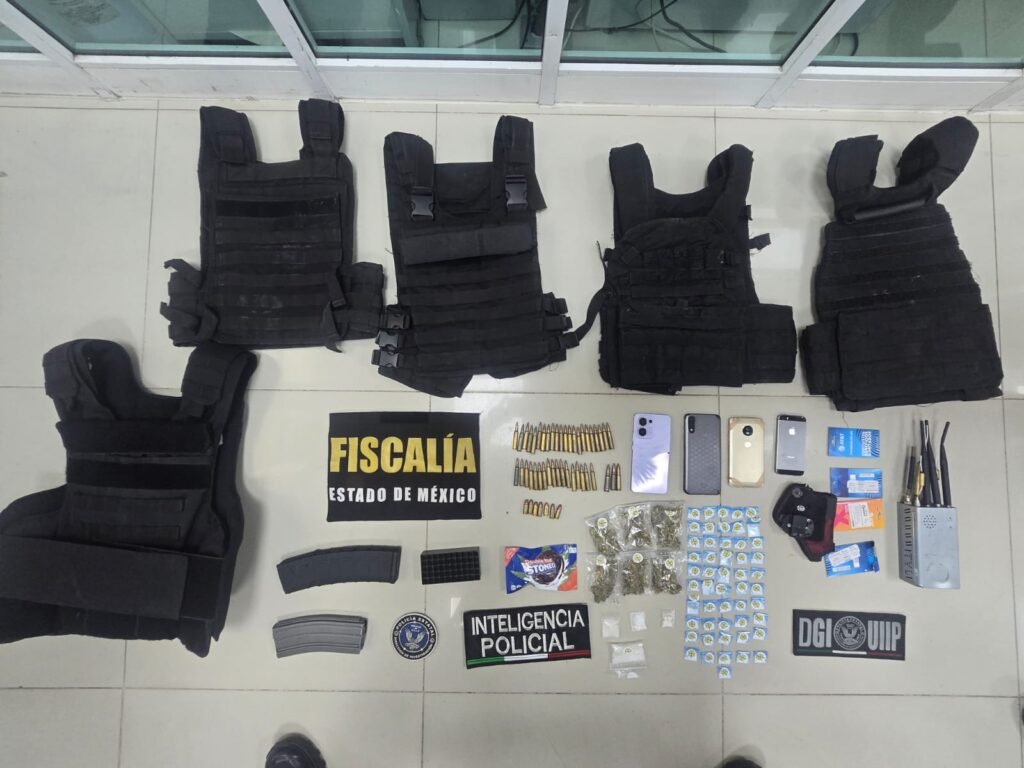 Detienen a cinco hombres con drogas y equipo táctico en Chimalhuacán
