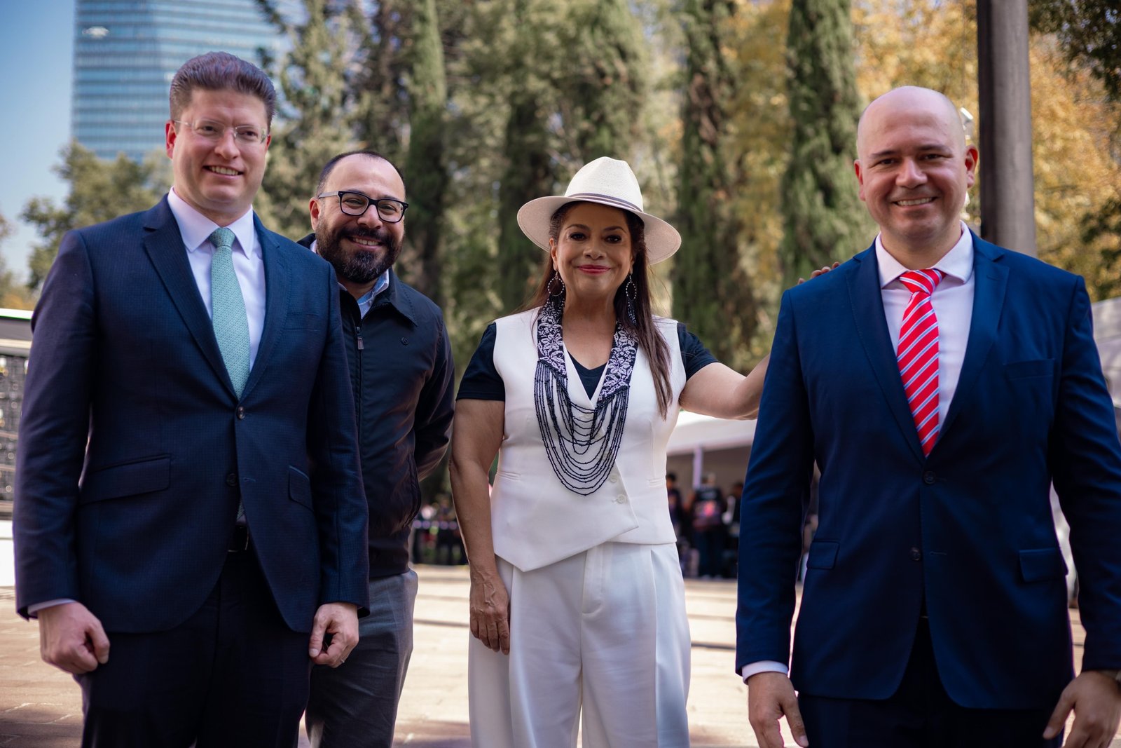 Otorga Brugada insignia "Yaotl" a personal que apoyó durante las lluvias  y explosión en La Concordia