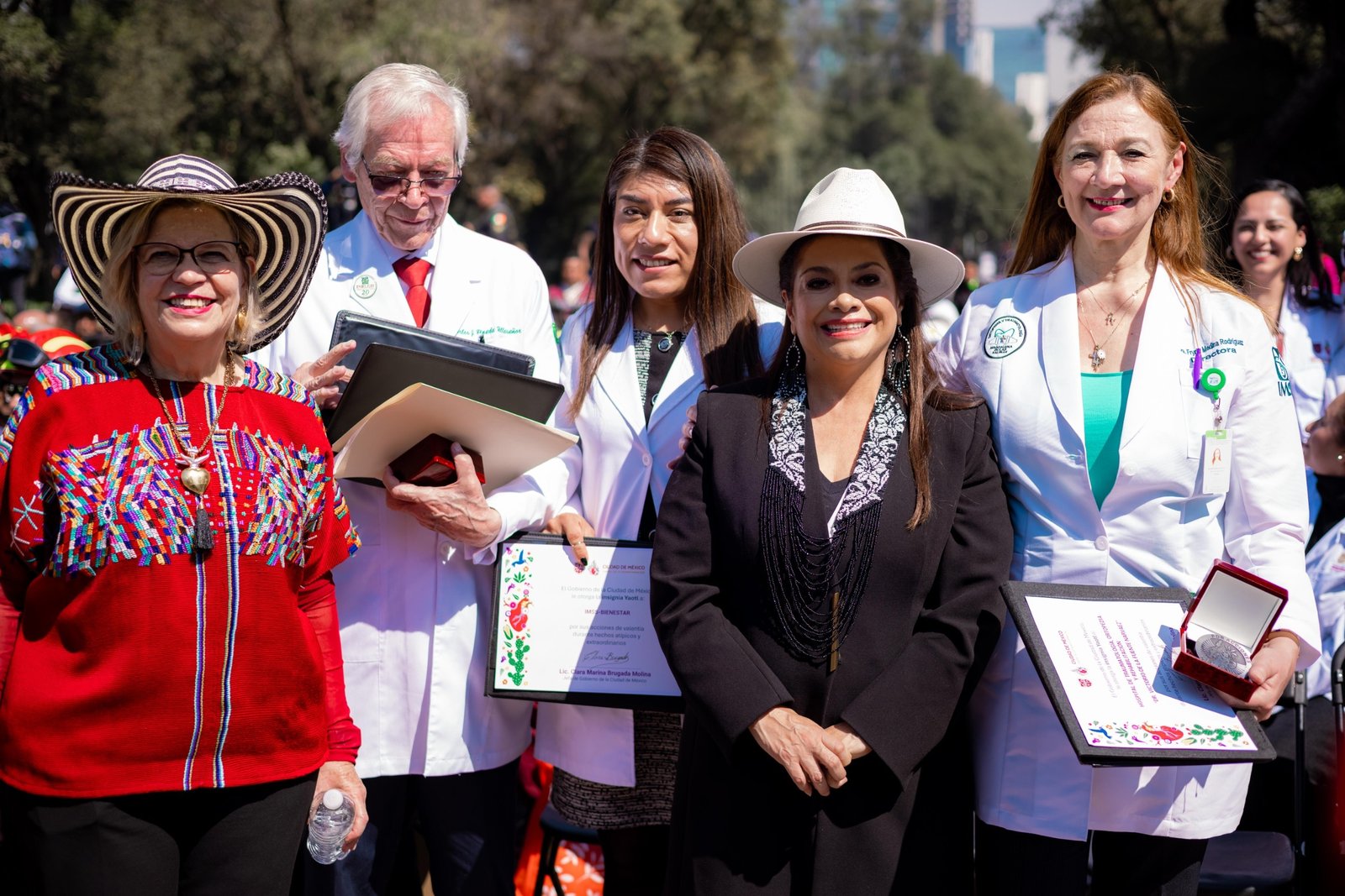 Otorga Brugada insignia "Yaotl" a personal que apoyó durante las lluvias  y explosión en La Concordia