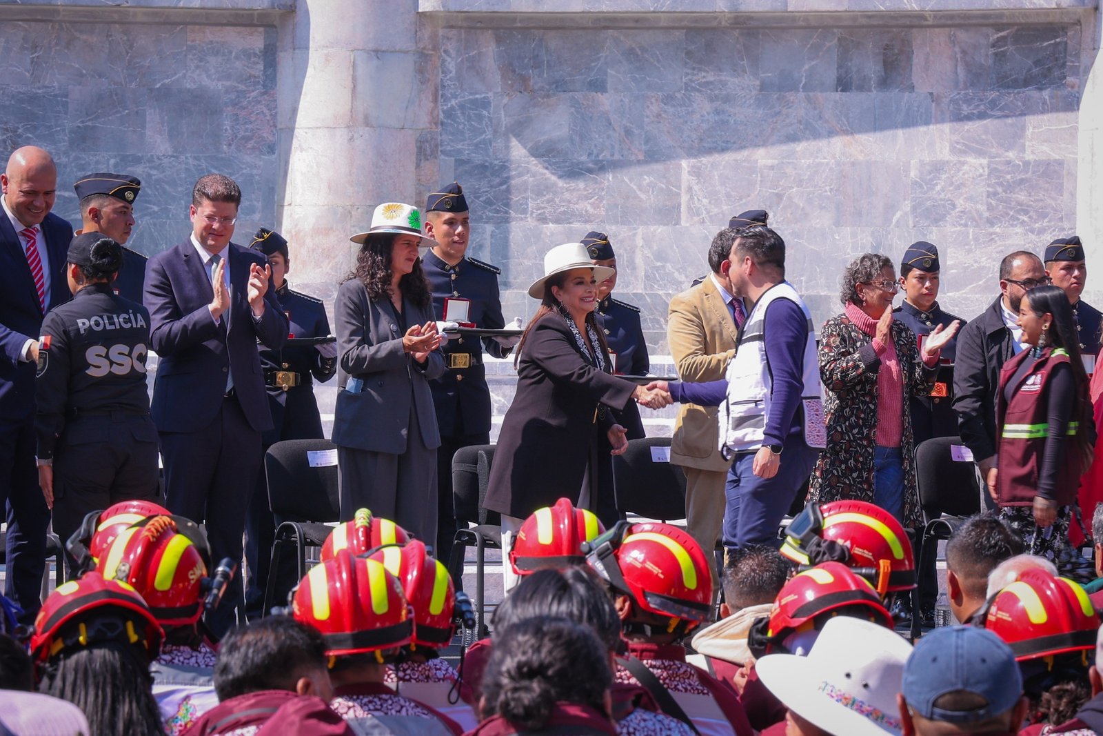 Otorga Brugada insignia "Yaotl" a personal que apoyó durante las lluvias  y explosión en La Concordia