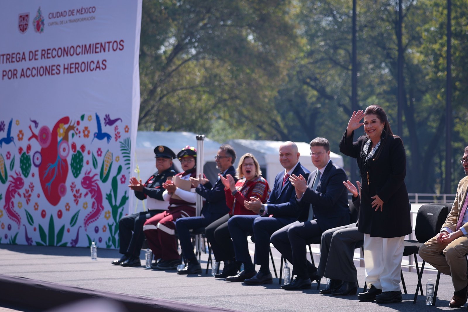 Otorga Brugada insignia "Yaotl" a personal que apoyó durante las lluvias  y explosión en La Concordia