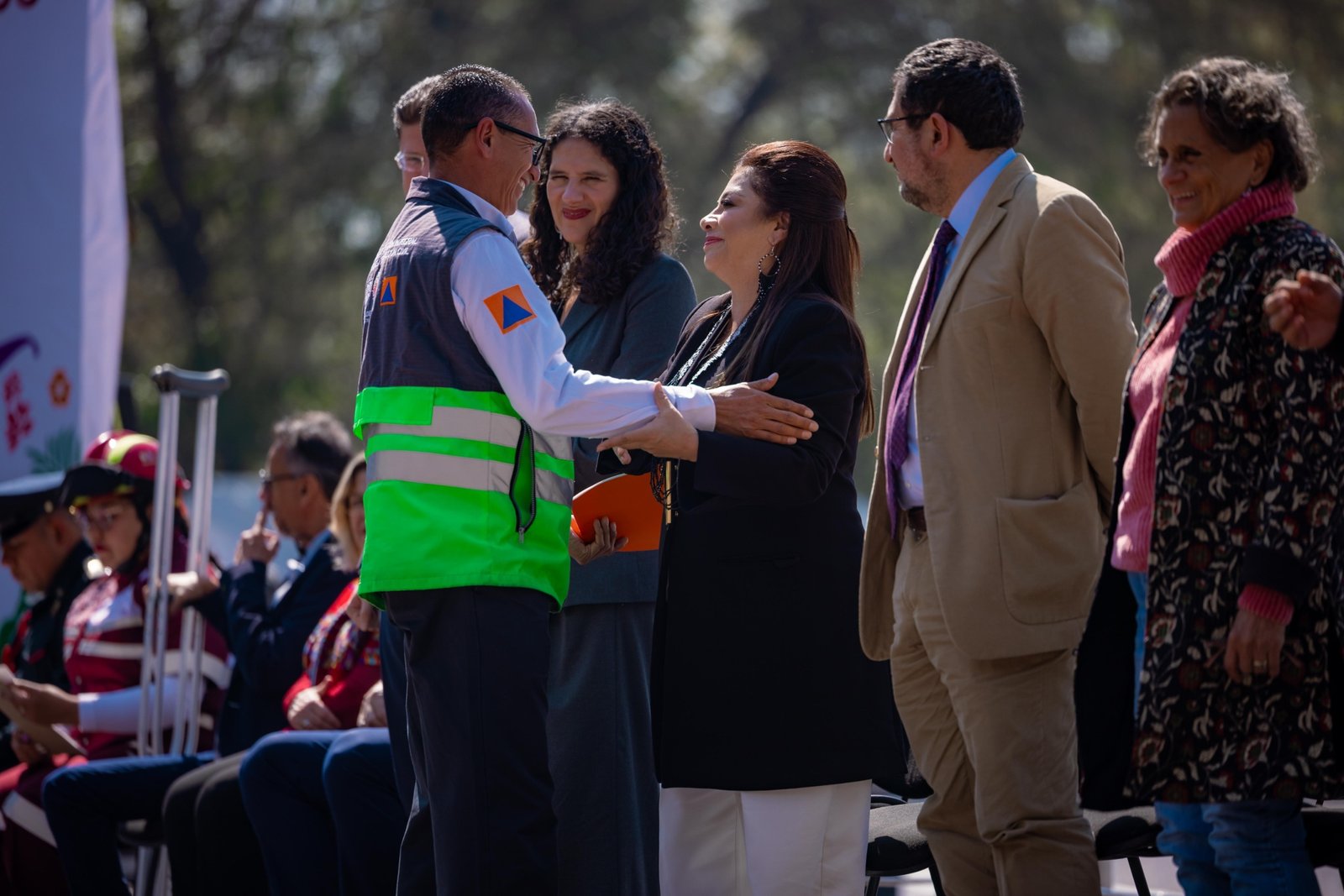 Otorga Brugada insignia "Yaotl" a personal que apoyó durante las lluvias  y explosión en La Concordia