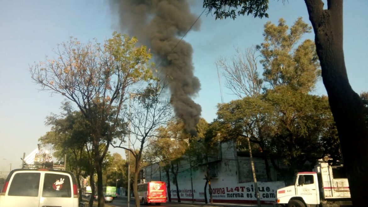 El siniestro que no dejo desgracias personales ni víctimas fatales se registró en un predio abandonado en la Calzada Ignacio Zaragoza a unos metros de la estación Guelatao, rumbo al Centro Histórico de la CDMX.