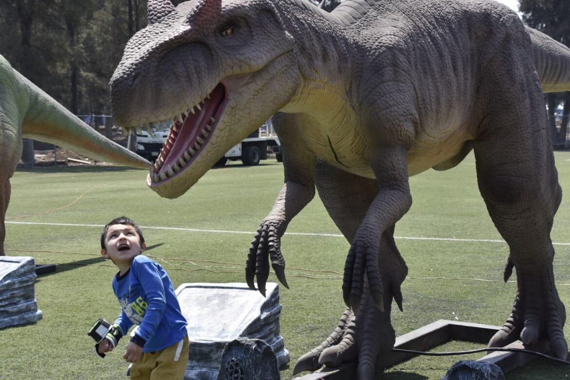 Llegan los primeros dinosaurios del Parque Iztapasauria