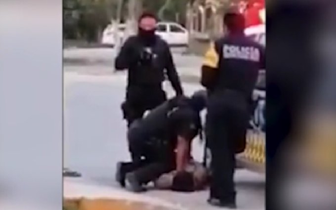 (Video) Policía asfixia a mujer salvadoreña en Quintana Roo