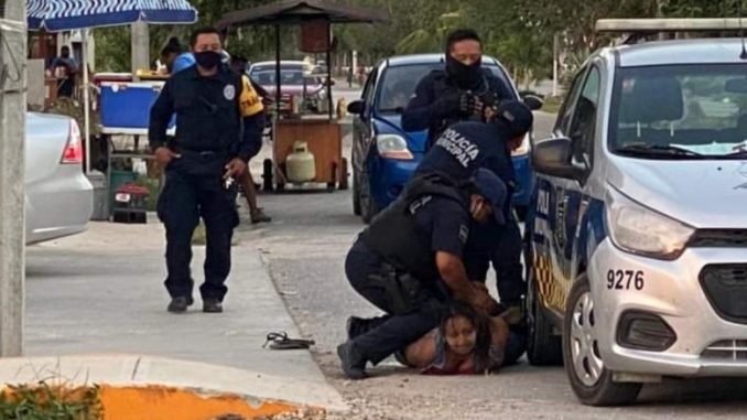 (Video) Policía asfixia a mujer salvadoreña en Quintana Roo