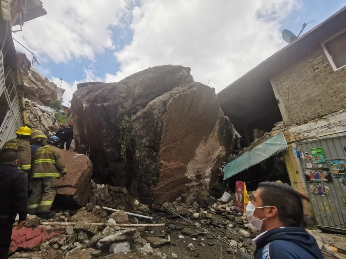 Cuerpos de emergencia atienden derrumbe en "El Chiquihuite"