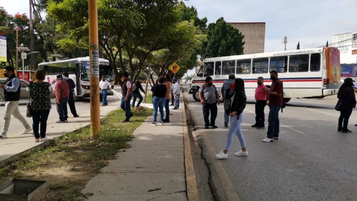 Trabajadores de la UABJO se manifiestan y bloquean calles