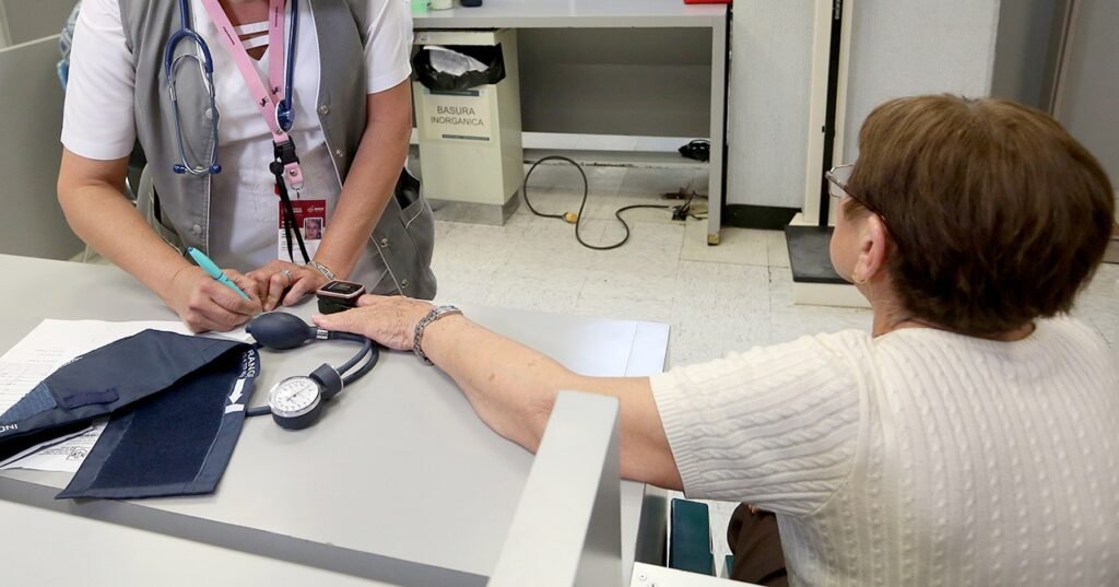 Obesidad, hipertensión, diabetes y fumar, enemigos del corazón: ISSSTE