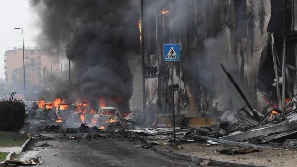 Se estrella avión contra edificio en Italia: ocho muertos