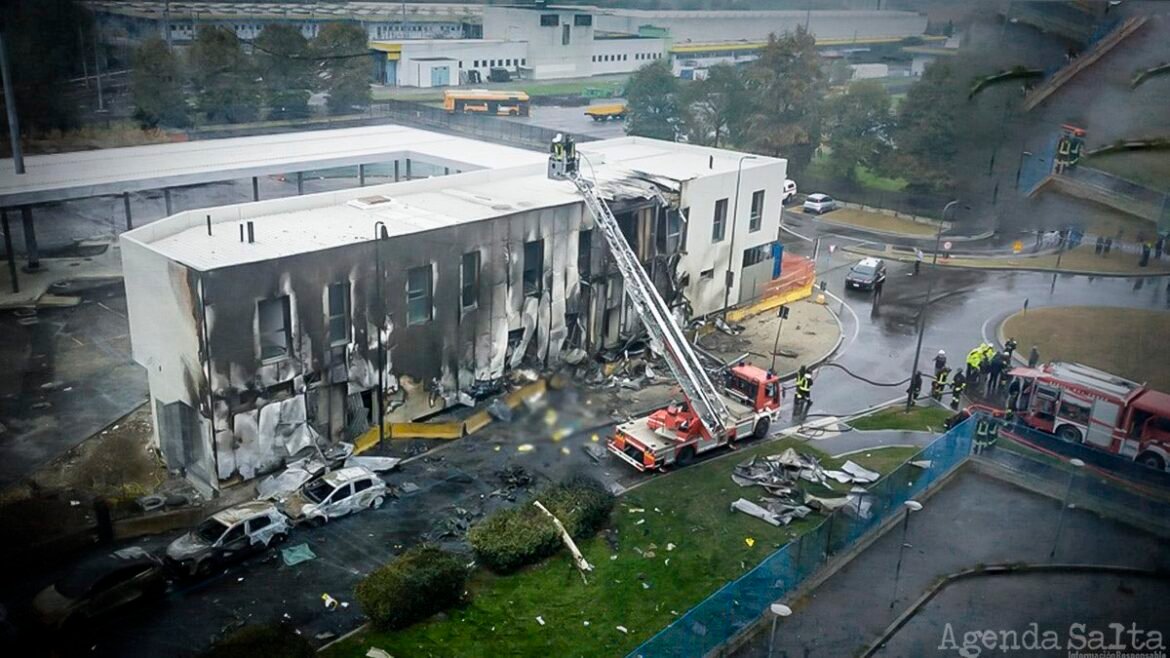 Se estrella avión contra edificio en Italia: ocho muertos