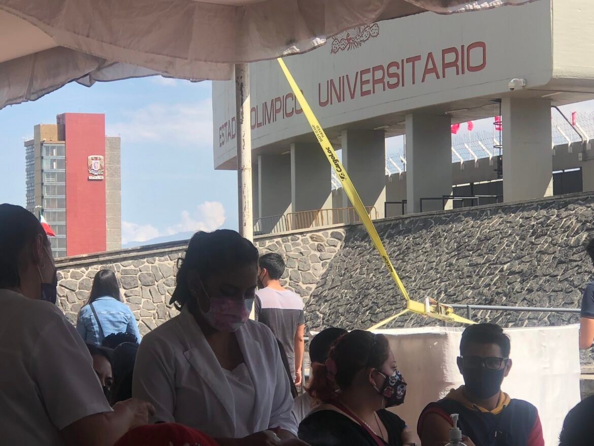 Miles de rezagados acuden a vacunarse vs Covid-19 en CDMX