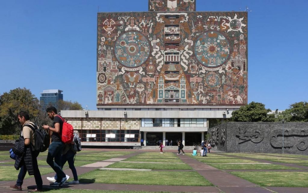 Estudiantes llaman a paro en la UNAM; piden que AMLO se disculpe