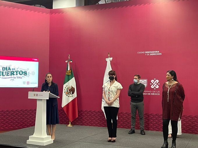 La Jefa de Gobierno de la Ciudad de México, Claudia Sheinbaum, anunció que “ya es momento de abrir la Ciudad”, tras anunciar diversas actividades por la celebración del Día de Muertos. En conferencia de prensa, sostuvo que este jueves se logró inocular al 95 por ciento de la población adulta con las dos dosis contra el coronavirus. En ese sentido, la jefa de Gobierno, dio detalles de las actividades “Celebrando la Vida 2021”, a desarrollarse del 31 de octubre al 02 de noviembre de manera gratuita. Precisó que, el 31 de octubre se realizará “el gran desfile internacional del Día de Muertos”, del Zócalo de la CDMX, pasando por Paseo de la Reforma, hasta Campo Marte, en tanto que, del 31 de octubre al 02 de noviembre se hará “la gran ofrenda del Día de Muertos” en la explanada del Zócalo.