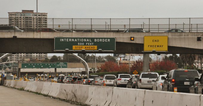 Agencias.- El próximo 8 de noviembre el gobierno de Estados Unidos reabrirá su frontera con México para viajes no esenciales, pero sólo podrán ingresar personas vacunadas contra Covid-19. “Las familias y los amigos pueden volver a verse, los turistas pueden visitar nuestros increíbles lugares. Esta política impulsará aún más la recuperación económica”, señaló este lunes Ned Price, portavoz del Departamento de Estado de la Unión Americana. Entre los requisitos para que personas puedan entrar a Estados Unidos por la vía terrestre están que deben estar completamente vacunados y proporcionar prueba del estado de vacunación antes de abordar un avión, con solo excepciones limitadas. A las personas se les exigirá que muestren documentación de una prueba viral negativa previa a la salida, eso incluye a todos los viajeros: ciudadanos estadounidenses, residentes permanentes legales (LPR) y ciudadanos extranjeros.