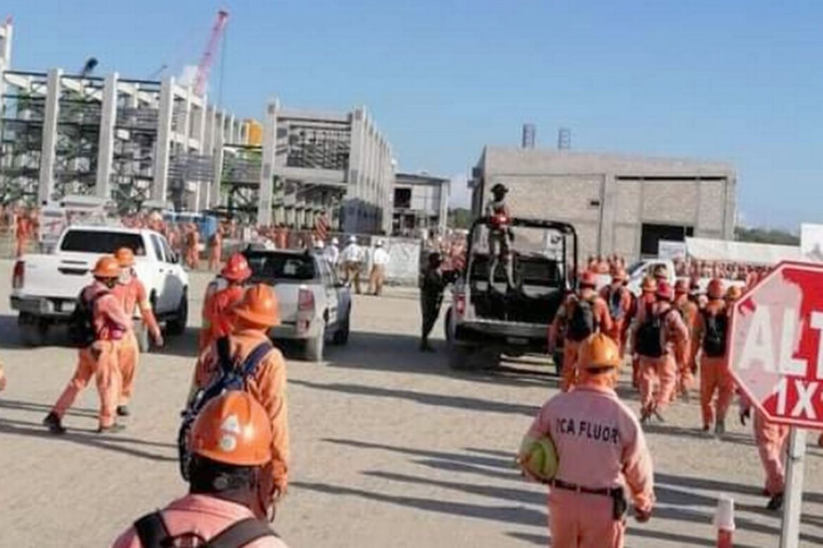 Repliegan con gas y balas protesta en refinería de Dos Bocas