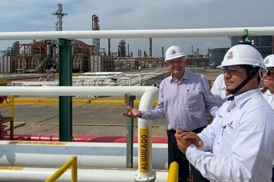 Defiende AMLO rehabilitación de refinerías