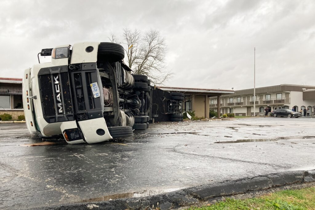 Al menos 70 muertos por devastadores tornados en EU