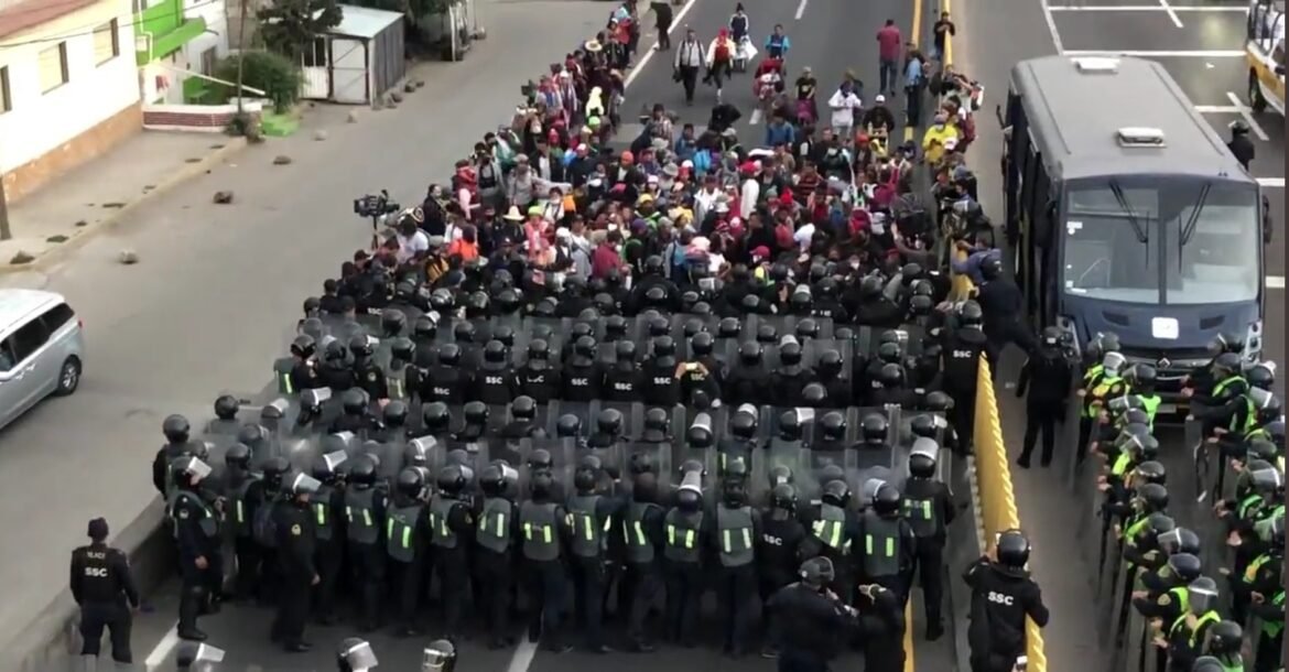 Se enfrentan policías y migrantes en CDMX; 13 lesionados