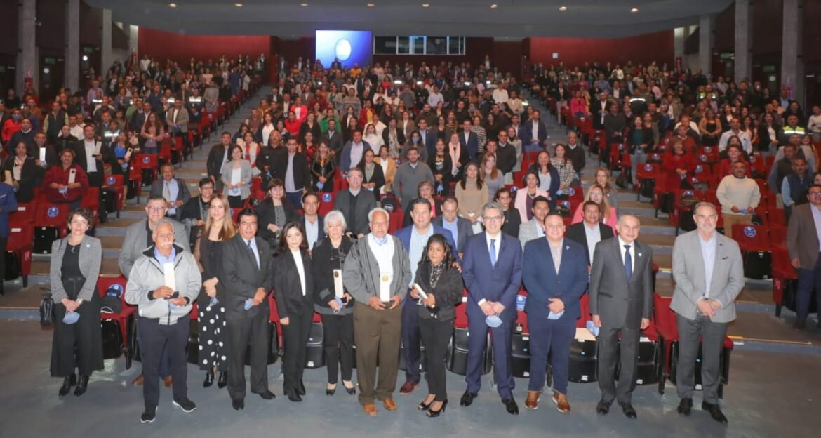 Guanajuato, Gto. 15 de diciembre de 2021.- El Gobernador de Guanajuato, Diego Sinhue Rodríguez Vallejo, entregó Reconocimientos y Estímulos al Desempeño Laboral 2021 a los servidores públicos más destacados en el Gobierno del Estado. “Hoy hemos venido a hacer este reconocimiento a quienes han ido más allá del sólo cumplimiento de sus obligaciones y han destacado en su trabajo diario. “Ustedes compañeras y compañeros, que han sido reconocidos, representan lo mejor de este gobierno. Ustedes son el rostro de nuestra administración; su talento, su creatividad, su compromiso, su trato amable y su responsabilidad, es lo que hace que la sociedad pueda confiar en este gobierno”, dijo el Gobernador. Para el Estado trabajan 201 mujeres y hombres con más de 30 años de trayectoria laboral; otros 19 tienen más de 40 años de servicio en la administración púbica, y hoy se entregaron reconocimientos a 3 de ellos: María Gloria Gallegos Trejo, de la Secretaría de Gobierno, con 48 años de servicio; Armando Medina Gómez, del Instituto Estatal de Cultura, con 47 años y Eusebio Olmos Galván, de la Secretaría Particular del Gobernador, con 41 años laborales. En el Gobierno del Estado se distingue la función de las y los servidores públicos mediante el esquema de Estímulos al Desempeño, al reconocer su responsabilidad, sentido profesional, esmero y actitud de servicio. De 8 mil 730 personas evaluadas, 4 mil 786, recibieron esta distinción. Se entregaron, también, reconocimientos a quienes participan en el ‘Programa Plan Calidad de Vida’, donde se promueven los hábitos saludables en un marco institucional que permite mejorar el trabajo y el compromiso del funcionariado, orientándoles en la incorporación de prácticas sanas y fomentar el autocuidado a partir de su salud. En representación de las 225 personas que concluyeron este programa recibieron un reconocimiento 7 de los participantes. “Somos todas y todos los servidores públicos estatales una gran familia, somos un gran equipo que está al servicio de la ciudadanía. Gracias a su trabajo y su compromiso, hemos logrado buenos resultados este año. “Cada pieza es fundamental para que funcione esta maquinaria que es el Gobierno del Estado y que trabaja al servicio de la gente”, dijo el Ejecutivo Estatal. El gobierno, agregó, lo hacen las personas, y la administración pública es la suma de esfuerzos de miles de personas convocación y comprometidas para atender las necesidades de la sociedad. El Gobernador felicitó a las y los servidores públicos que fueron distinguidos y los exhortó a continuar en la línea del servicio ciudadano con entrega y compromiso. En el evento estuvieron presentes el Secretario de Finanzas, Inversión y Administración, Héctor Salgado Banda y la Directora del Servicio Civil de Carrera, Lilia Susana Sánchez Medina. “Ustedes son un testimonio y ejemplo vivo de que con convicción y disciplina, todos podemos hacer cambios positivos muy significativos”, dijo el Secretario.