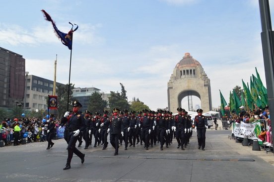 Asisten 15 mil personas al Desfile del Día del Policía