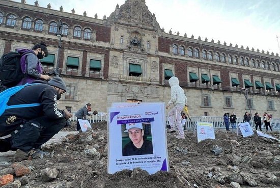 Montan "fosas" frente a Palacio Nacional por desapariciones