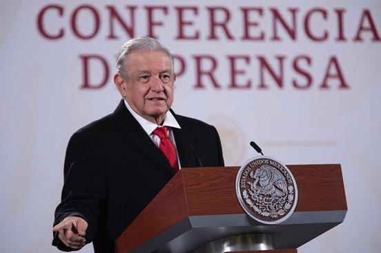 AMLO pide a funcionarios públicos impulsar la 4T