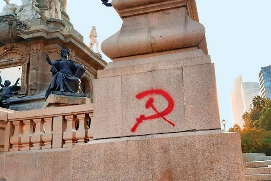 Limpian el Ángel de la Independencia por pintas