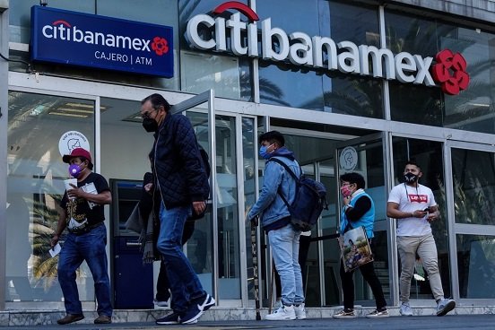 Carlos Slim entra a la contienda de inversionistas para comprar Banamex