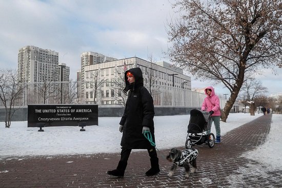 La embajada de Estados Unidos en Ucrania «instó» este miércoles a los ciudadanos estadunidenses residentes a abandonar el país europeo sin demora, en plena tensión entre los occidentales y Rusia por la posibilidad de una invasión. «La embajada de Estados Unidos insta a los ciudadanos estadunidenses a considerar la posibilidad de partir ahora», destacó la embajada en su sitio de internet. Estados Unidos estima que Rusia puede hacer «uso de la fuerza militar» contra Ucrania, «quizá» a mediados de febrero, afirmó este miércoles la vicesecretaria de Estado, Wendy Sherman. «La situación de seguridad en Ucrania sigue siendo impredecible debido a la creciente amenaza de una acción militar rusa y puede deteriorarse sin previo aviso», alertó la embajada estadunidense en Kiev.