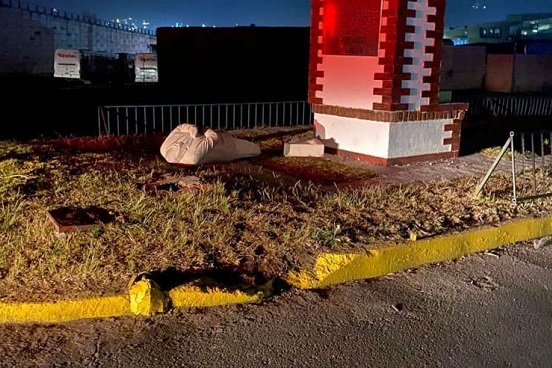 Derrumban estatua de AMLO en Atlacomulco en Estado de México