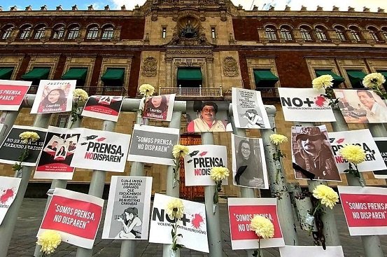 Con memorial, protestan frente a Palacio Nacional asesinato de periodistas