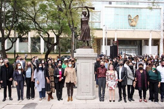 Develan cuatro estatuas en el Paseo de la Heroínas en Reforma