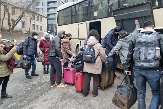 Trasladan con éxito a suroeste de Ucrania a 32 familias mexicanas