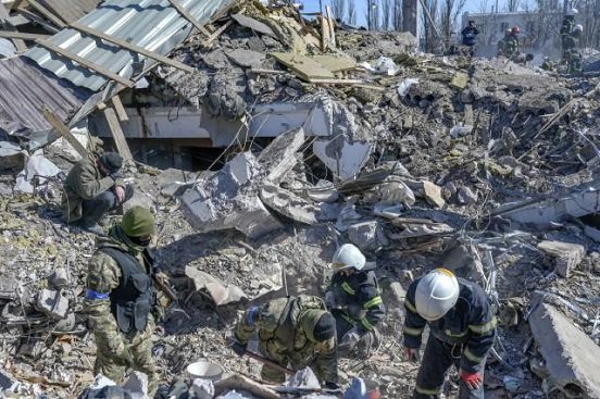 Rusia bombardea cuartel en Ucrania; hay decenas de muertos