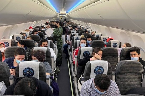 Connacionales evacuados de Ucrania vuelan de regreso a México