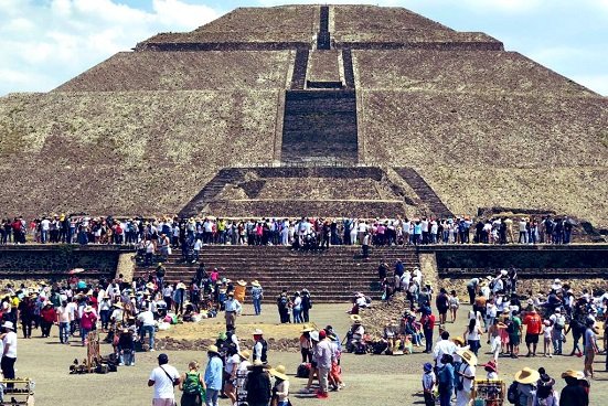 Sin ceremonias ni rituales, pero con acceso restringido a las pirámides del Sol y la Luna, más de 48 mil de personas acudieron a la zona arqueológica de San Juan Teotihuacán para presenciar la entrada de la primavera. Provenientes de todo el país, miles de visitantes esperaron en diversos puntos de la calzada de los muertos a que dieran las 12 del día para levantar las manos y esperar la entrada de la primavera, aunque se estimaba que entraría a las 16:00 horas. Juan Manuel Aguayo, originario de Puebla, y quien todos los años acude a la zona arqueológica, llegó después de dos años con la intención de poder realizar su ceremonia, pero le indicaron que por la pandemia, este año no podría realizarla. «El protocolo si cuenta con las medidas, ya que yo iba a hacer un ritual, traía yo me tambor traía mis cosas, para en este caso estar en la pirámide del sol, pero gracias a las medidas de seguridad no me dejaron pasar mis casas yo veo que esta muy bien”, añadió.