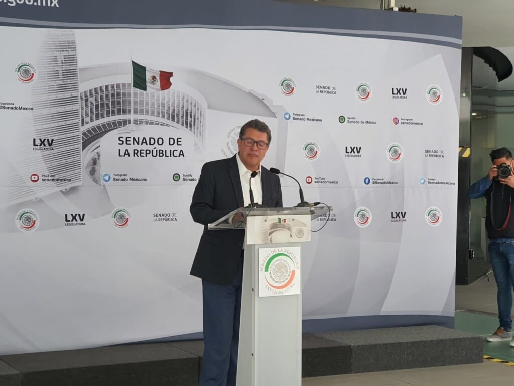 El senador Ricardo Monreal Ávila afirmó que la bancada de Morena respaldará el proyecto de reforma a la Ley Minera enviada por el Ejecutivo Federal, porque tiene el objetivo de garantizar la autodeterminación de la nación, así como la soberanía energética del pueblo sobre el litio y otros minerales estratégicos para la transición energética, la innovación tecnológica y el desarrollo del país. En conferencia de prensa el legislador explicó que la iniciativa también busca asentar que un organismo público y descentralizado se haga cargo de la exploración, explotación, industrialización y el aprovechamiento integral de ese mineral. Ricardo Monreal destacó que la importancia del litio y sus cadenas de valor económico deben corresponder exclusivamente a la nación y por eso esta debe hacerse cargo de todo el proceso integral, que está industria genere y provoque. En ese contexto, el coordinador de la mayoría parlamentaria en el Senado adelantó que se aplicará el mismo método para el análisis y discusión del proyecto, y no en fast track. “Vamos a esperar que la Cámara de Diputados concluya su trabajo con la Iniciativa, que dictaminen, aprueben y nos remite a la minuta, y así nosotros podamos iniciar nuestro trabajo normal, como el que hemos estado haciendo en los últimos tiempos”, expresó. Monreal Ávila descartó la realización de un Parlamento Abierto para analizar la iniciativa, puesto que tan “sólo son dos párrafos” y el contenido de la propuesta es claro, además, “por la urgencia que el Grupo Parlamentario ha decidido imprimirle a esta reforma”. Al preguntarle su opinión sobre los diputados que votaron en contra del dictamen de la reforma eléctrica de ayer, Ricardo Monreal consideró que las y los legisladores de los partidos minoritarios actuaron como oposición, lo cual dijo, es normal ya que ellos luchan por un proyecto distinto. “Pero la población, cada vez más, se da cuenta en qué lugar están ubicados unos y otros, y no es necesario hacer campañas contra ellos dado que la gente está muy consciente de lo que pasó el día de ayer”. Agregó que los resultados en la Colegisladora, revelan que existe un pleno Estado de derecho y el ejercicio autónomo de los Poderes de la Unión en México; incluso, “es una victoria para la democracia, es una victoria para el presidente López Obrador, quien ha asumido con toda integridad la resolución de la Cámara de Diputados al rechazar su propuesta”. Ricardo Monreal señaló que, en el pasado, los presidentes de la República se colocaban por encima de los Congresos y sus iniciativas pasaban a como diera lugar, pero ahora el Ejecutivo Federal asumido con humildad y sinceridad esta decisión y con dichos resultados, agregó, creo que gana México gana la democracia y gana la confianza y que este país es de instituciones. Sin embargo, manifestó su confianza en conseguir los votos para alcanzar la mayoría calificada en las reformas electoral y de la Guardia Nacional, respectivamente, “vamos a destinarle todo nuestro tiempo, nuestra experiencia y nuestra capacidad para sacar adelante las reformas que vía iniciativa presidencial no se ha limpiado materia constitucional”. Pero adelantó que las y los senadores actuaran en consecuencia, con tolerancia y respeto hacia las minorías y harán valer nuestra mayoría, “cuando llegue el momento, porque estamos convencidos, de que el litio debe ser un mineral reservado a la nación y por tanto no tenemos ninguna duda, ningún empacho en decirles que vamos a respaldar la iniciativa del presidente cuando llegue a la Cámara de Senadores”. En otros temas, informó que, en la sesión ordinaria de mañana, el Senado revisara el informe de la Guardia Nacional, y entre los pendientes para las últimas dos semanas de este periodo legislativo están pendientes los nombramientos de los consejeros del Instituto Nacional de Transparencia, Acceso a la Información y Protección de Datos Personales, la integración de los tribunales electorales locales. “Va a ser semana pesada, esta y la próxima, previa a la clausura del Periodo de Sesiones. Tenemos varias leyes pendientes, pero se ha erigido, convertido en que la principal de estas leyes es la minera, que acabamos de señalar, describir y explicar”, concluyó.