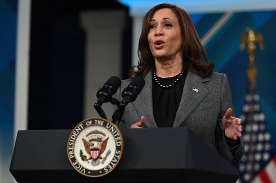 La vicepresidenta de EU Kamala Harris da positivo al covid-19