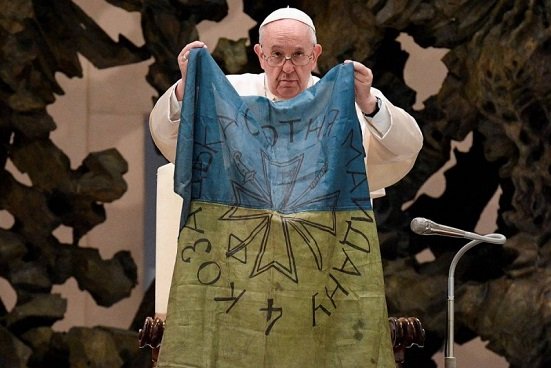 Papa Francisco exhibe bandera proveniente de Bucha y condena matanza