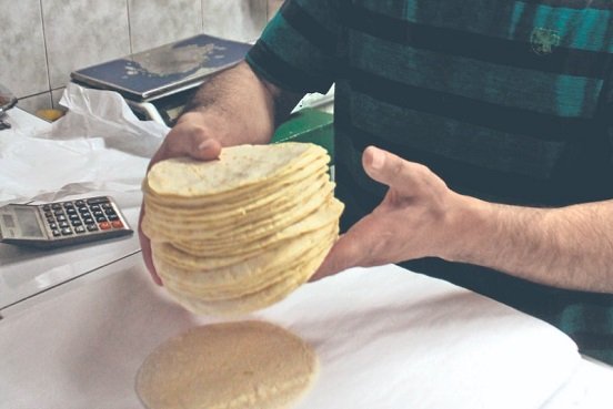 Tortilla se vende hasta en 28 pesos por kilo