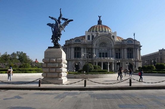 Reubican plantón de vendedores triquis tras más de un año de protesta